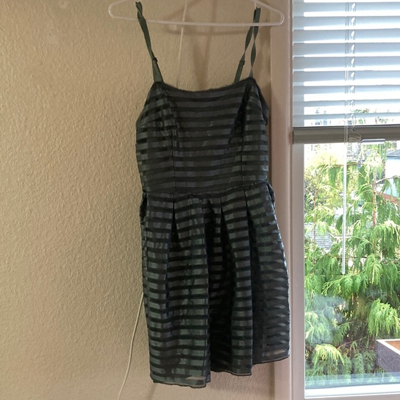 Green formal dress - Picture 1 of 5